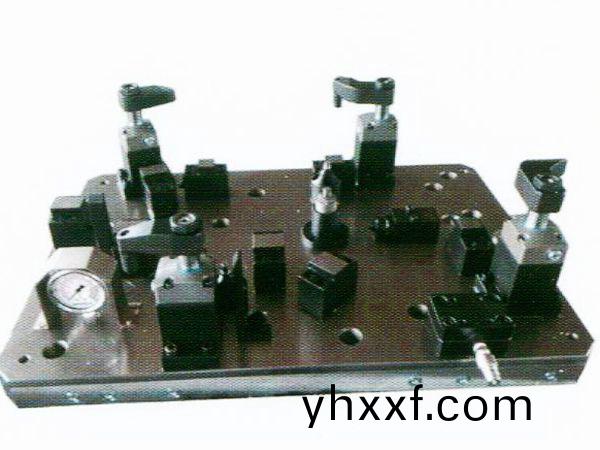 齒(chi)輪室(shi)罩蓋(gai)液(ye)壓(ya)裌具